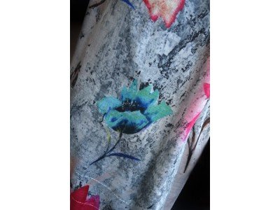 Chique en elegante wollen sjaal of stola, bloemen met vrolijke kleuren, pailletjes