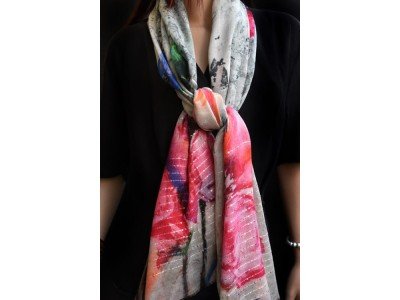 Chique en elegante wollen sjaal of stola, bloemen met vrolijke kleuren, pailletjes