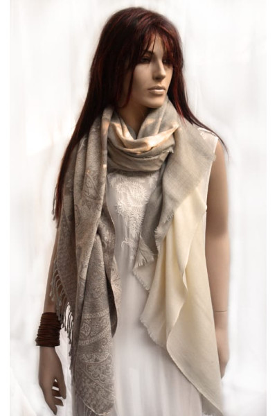 Wollen sjaal of stola, taupe en offwhite, paisley