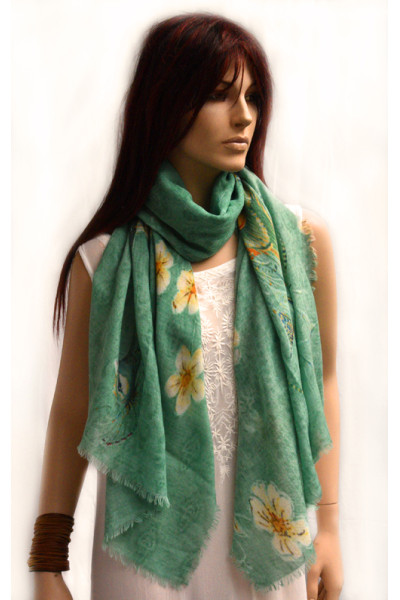 Lichtgroene wollen sjaal met bloemen en een pauw