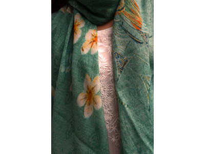 Lichtgroene wollen sjaal met bloemen en een pauw