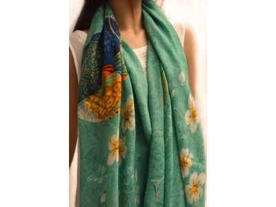 Lichtgroene wollen sjaal met bloemen en een pauw