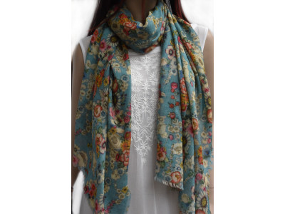 Lichtblauwe wollen sjaal met beige en roze bloemetjes