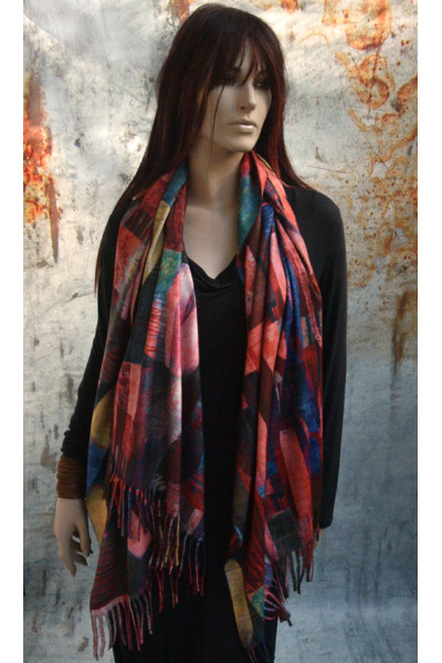 Warme sjaal met voornamelijk rood en bruintinten