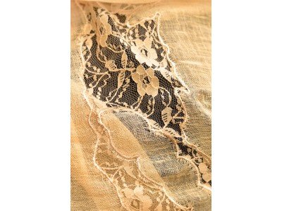 Linnen sjaaltje met kant, warm beige