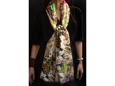 Sjaaltje van katoen met zijde; zebra en tijgerprint en bloemen