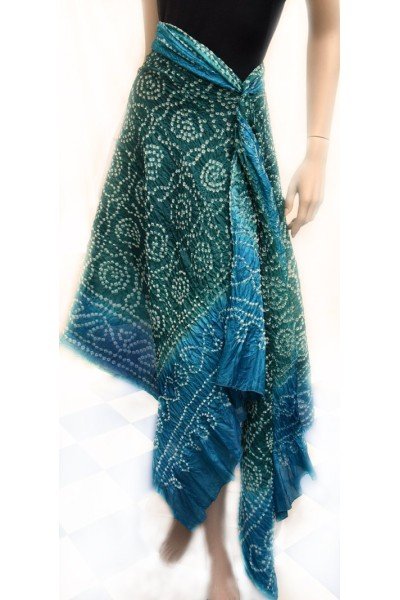 Tie en dye zijden sjaal of stola, groen, turquoise met witte stippen