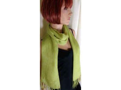 Lichtgroene, olijfkleur linnen sjaal met franjes