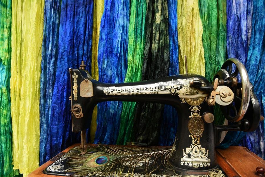 Een zijden sjaal of ketting in je eigen kleuren, ook voor bedrijven: corporate identity